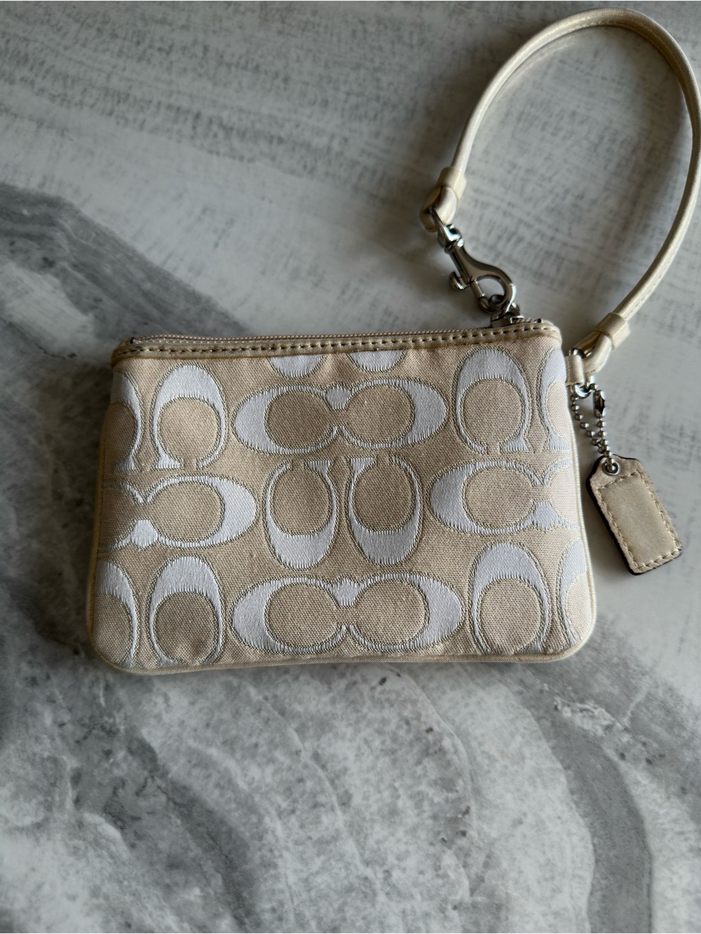 Coach Poppy Signature Jacquard Heart Wristlet - Picture 7 of 8